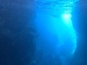 青の洞窟水中